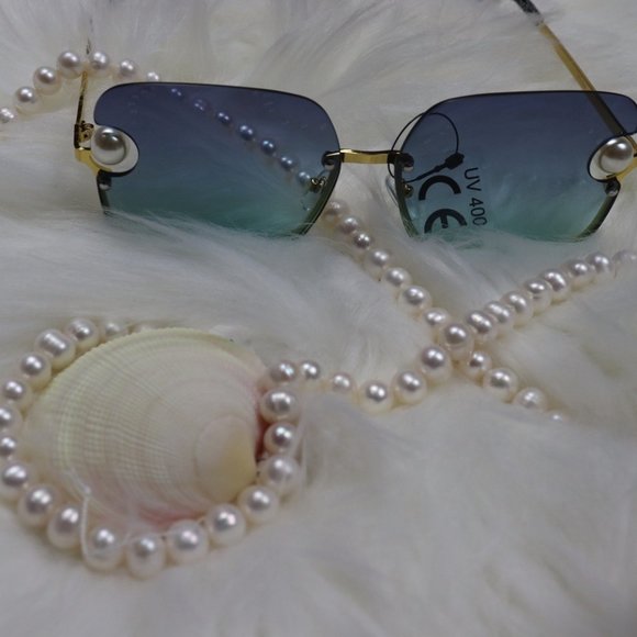 Women's Square Faux Pearls Sunglasses - Picture 4 of 11